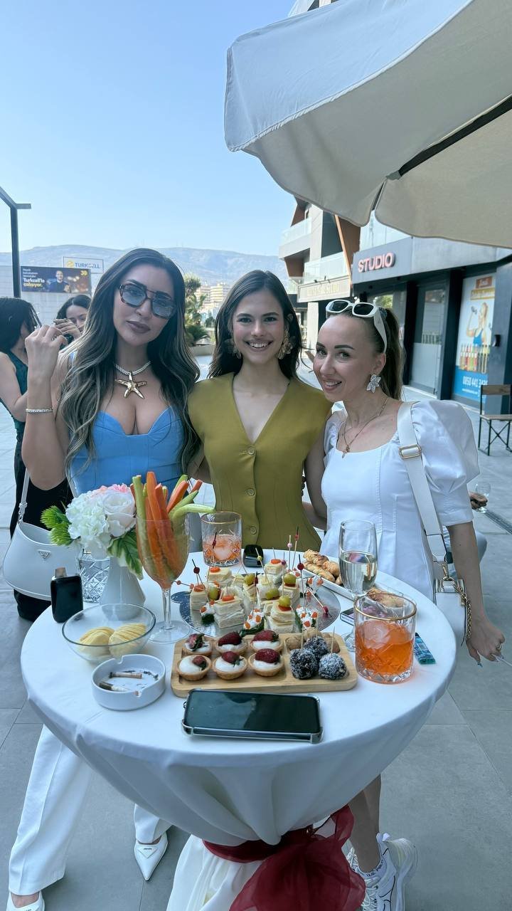 Kalıcı makyaj eğitimi sonrası öğrenci sertifika fotoğrafı