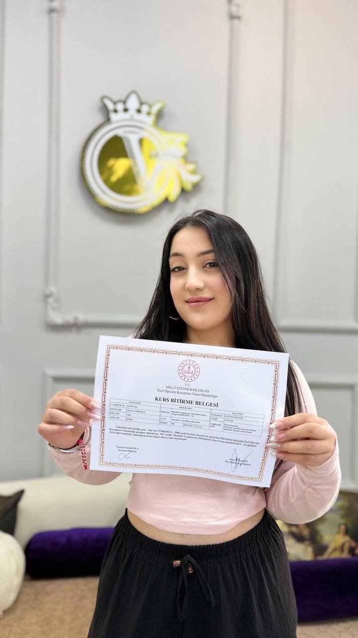 Güzellik kursu öğrencileri mezuniyet ve ödül anı